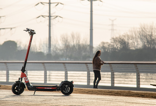 Cal é a diferenza entre unha bicicleta eléctrica e un patinete eléctrico?
