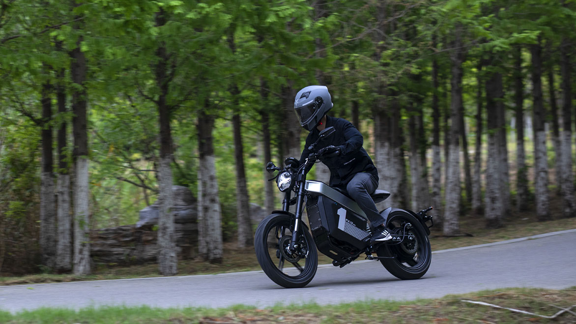 A prima motocicletta elettrica di PXID hè per sbattà8